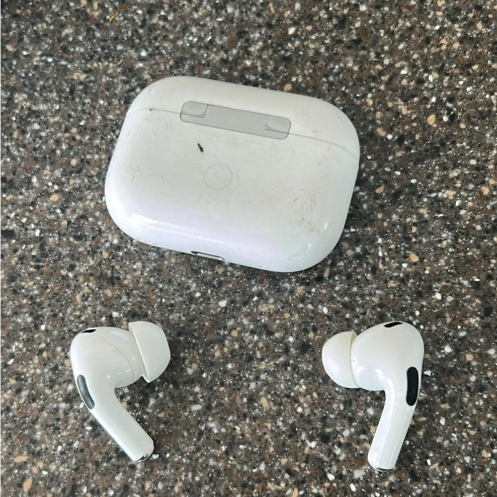 Apple White Wireless Earbuds with Charging Case